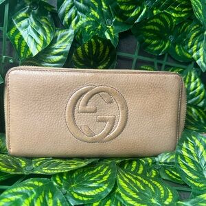 Gucci Soho Beige Zip Around Wallet